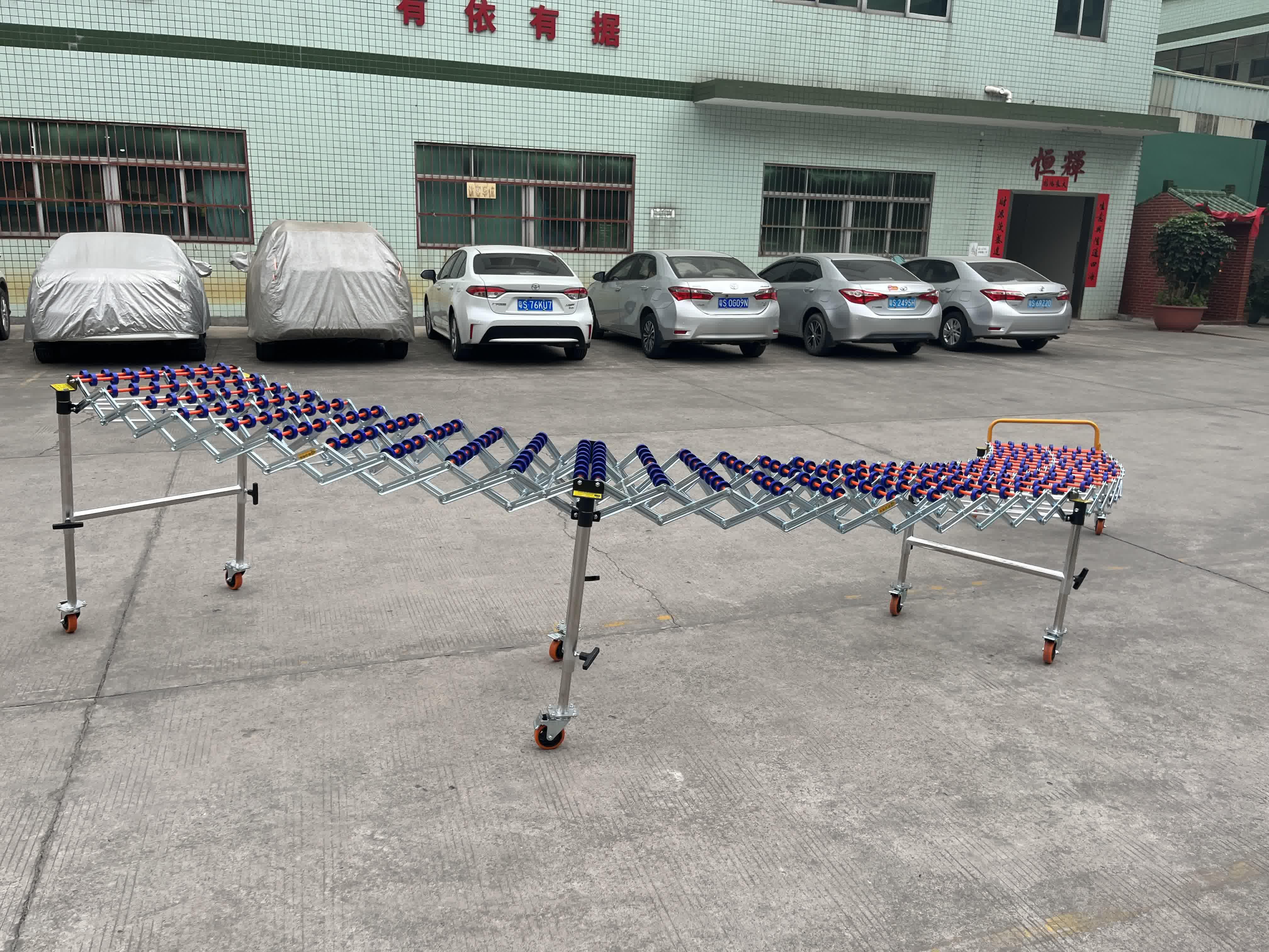 Skate wheel conveyor incline