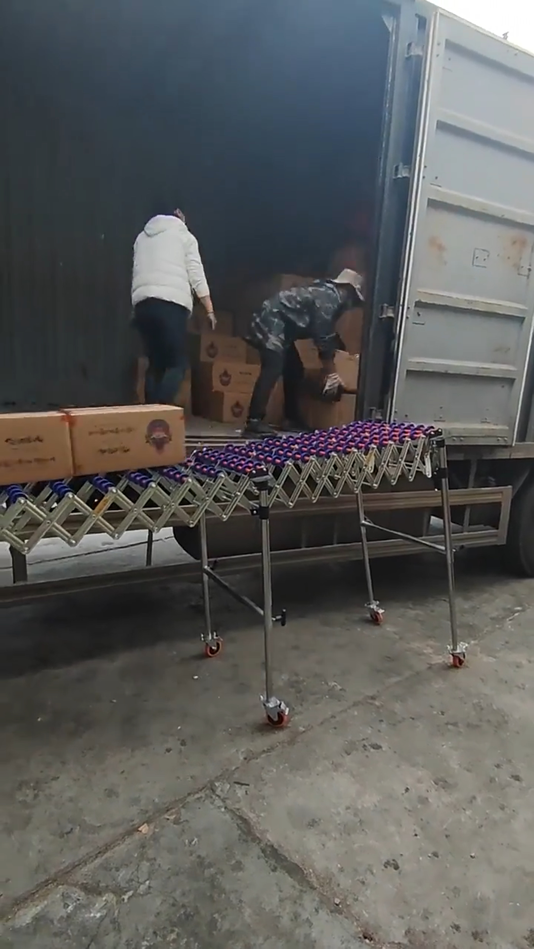 Coimeas làraich luchdadh/dì-luchdadh airson inneal-ghiùlain cuibhle-sgaite