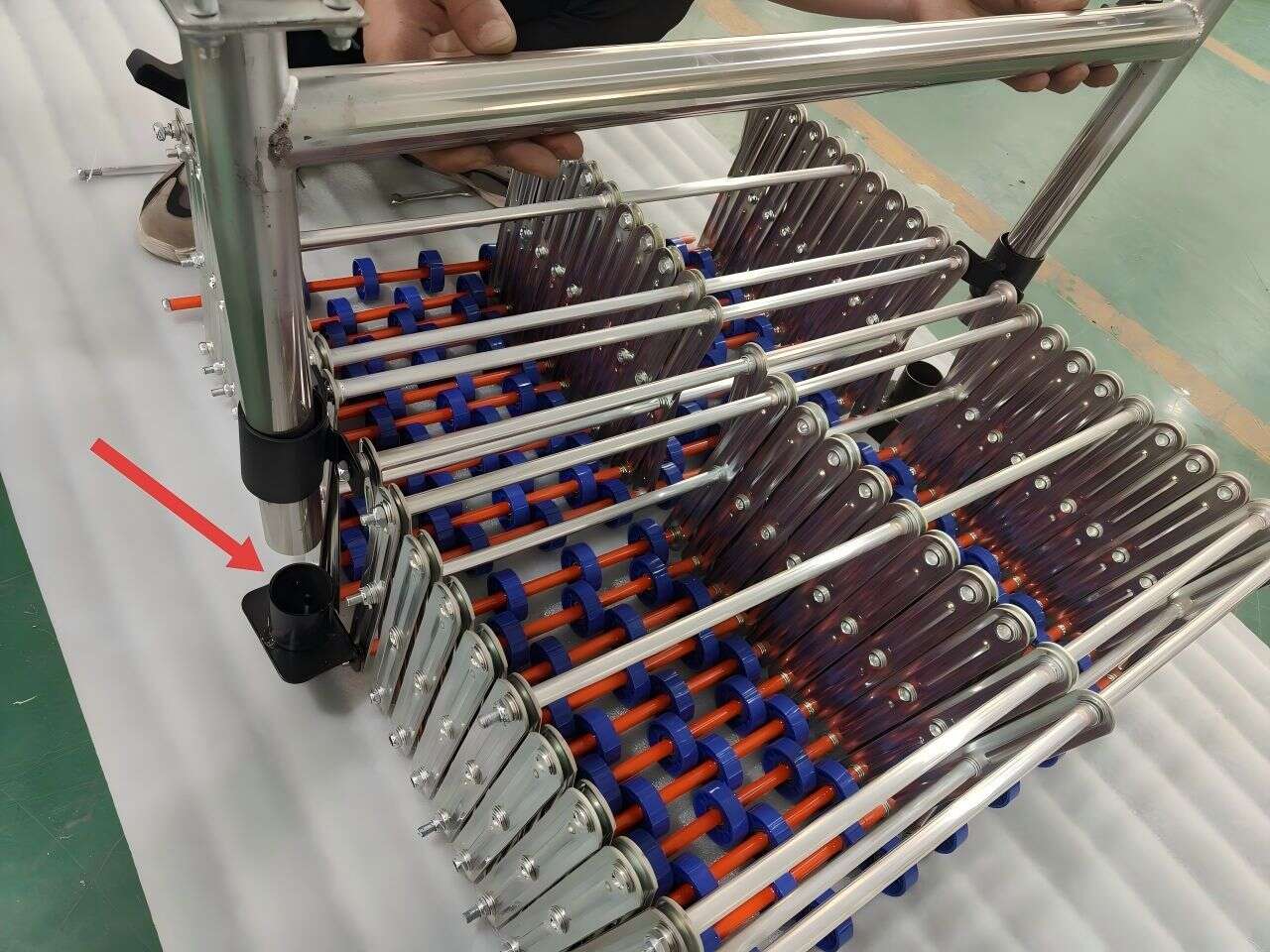 把腳架套入上下託套中 把腳架套入上下託套中