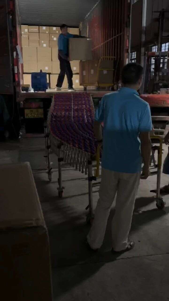 Truck unloading process with a skate wheel conveyor