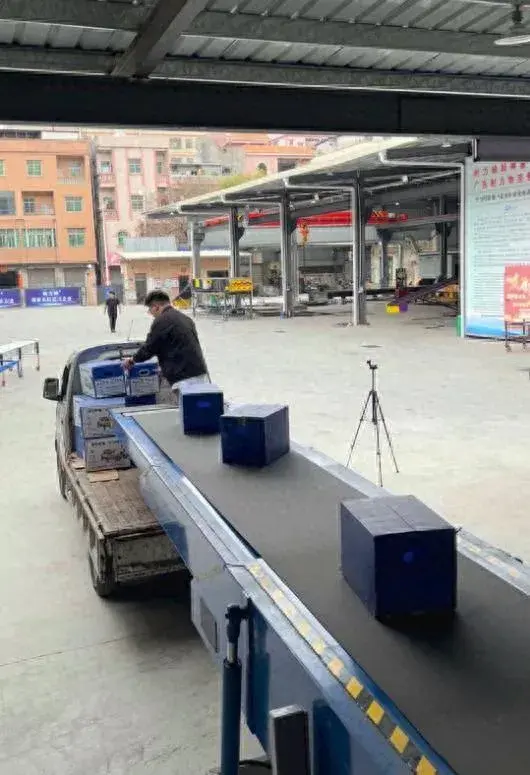 皮带伸缩机应用于仓储和货车装卸场景