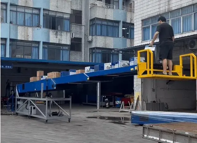 伸缩输送机末端站人平台作业场景