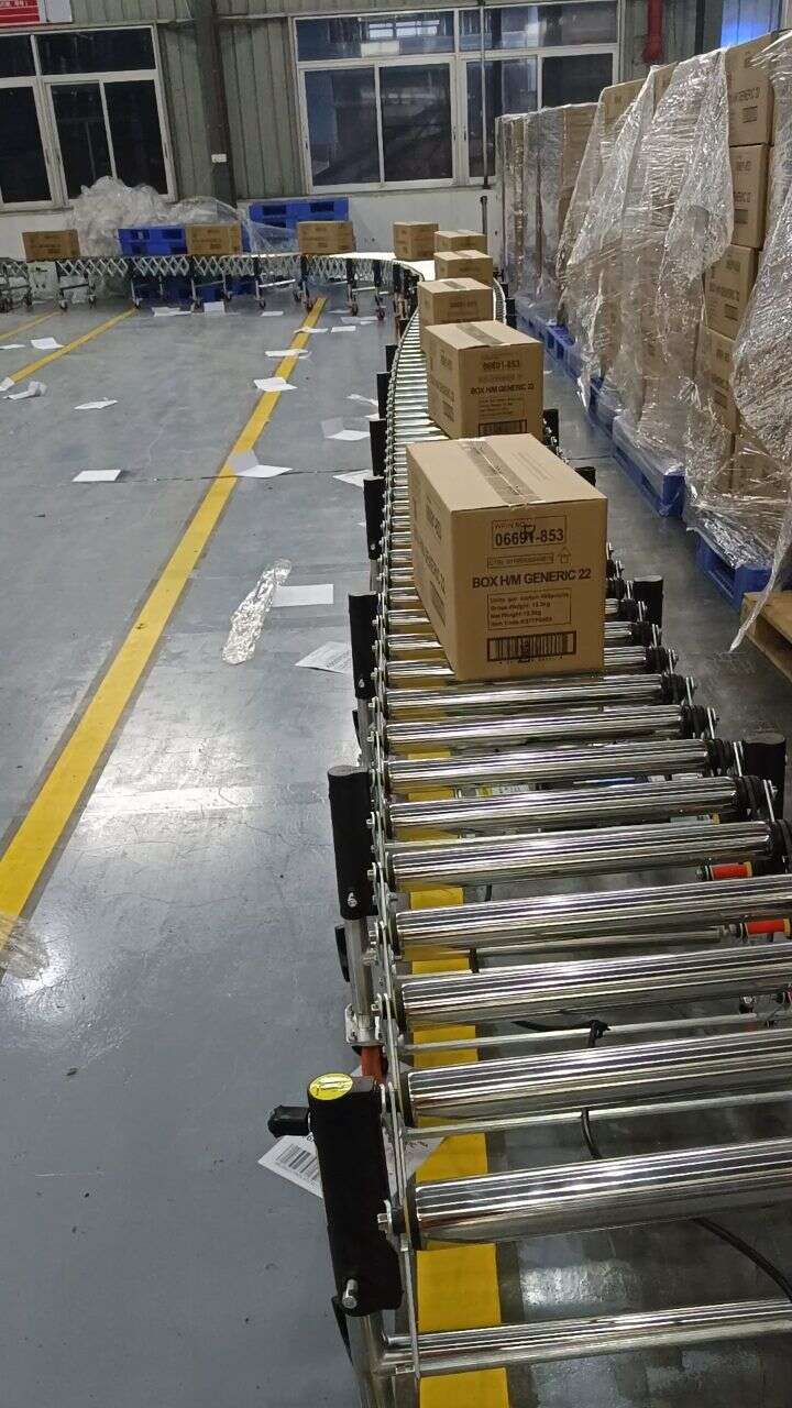 食品原料倉庫使用60米多楔帶動力滾筒輸送機與中型爬坡機進行連續裝車作業現場演示