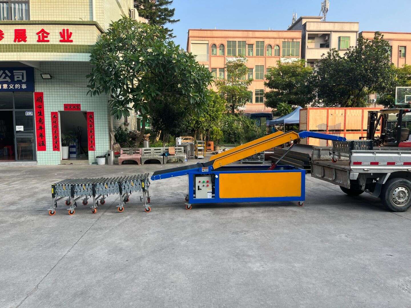 輕型爬坡機與滾筒輸送機對接貨車，展示高度適配與過渡輸送