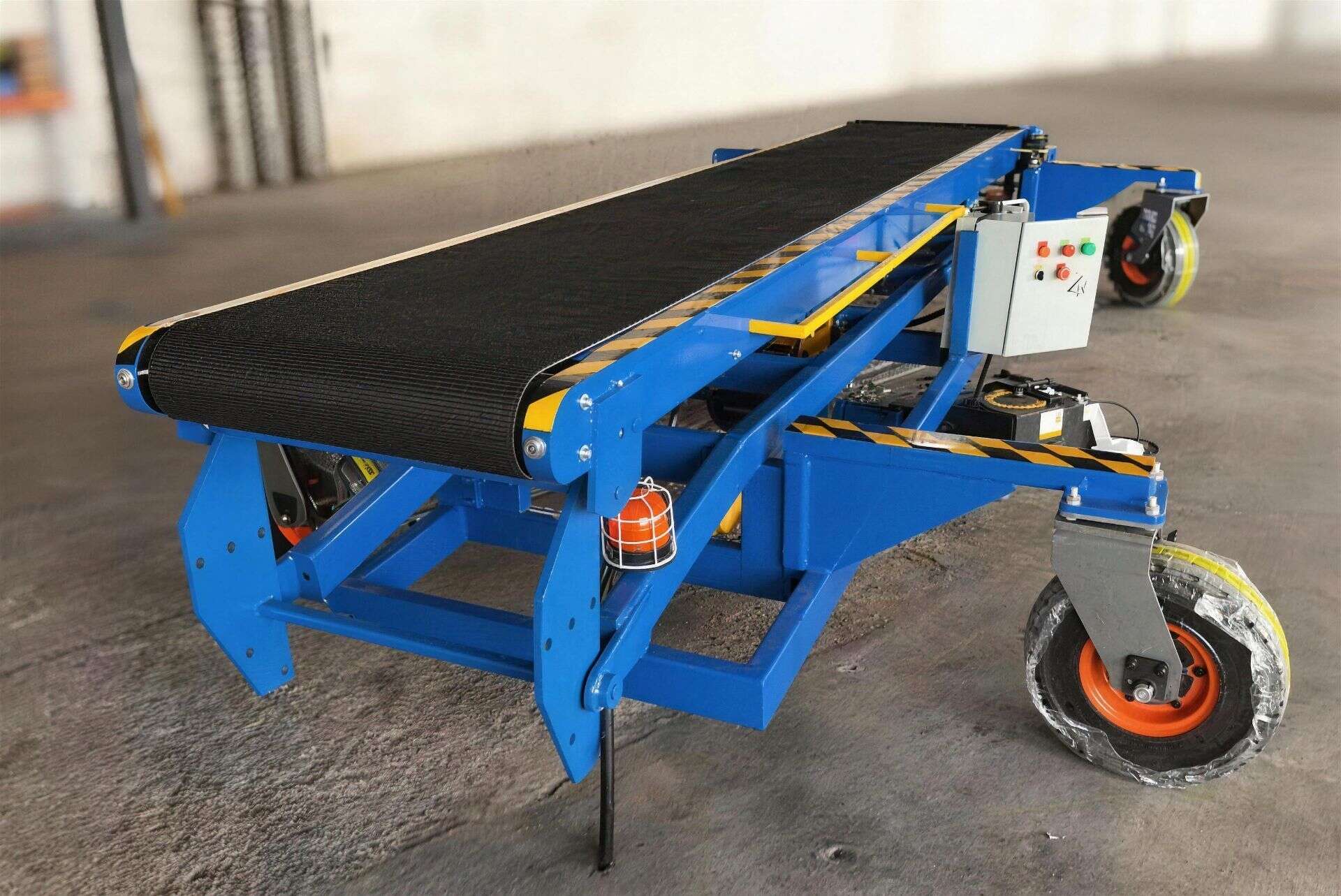 Replace the universal wheels on the Hydraulic Conveyor with 450 mm diameter rubber universal wheels, suitable for uneven floors