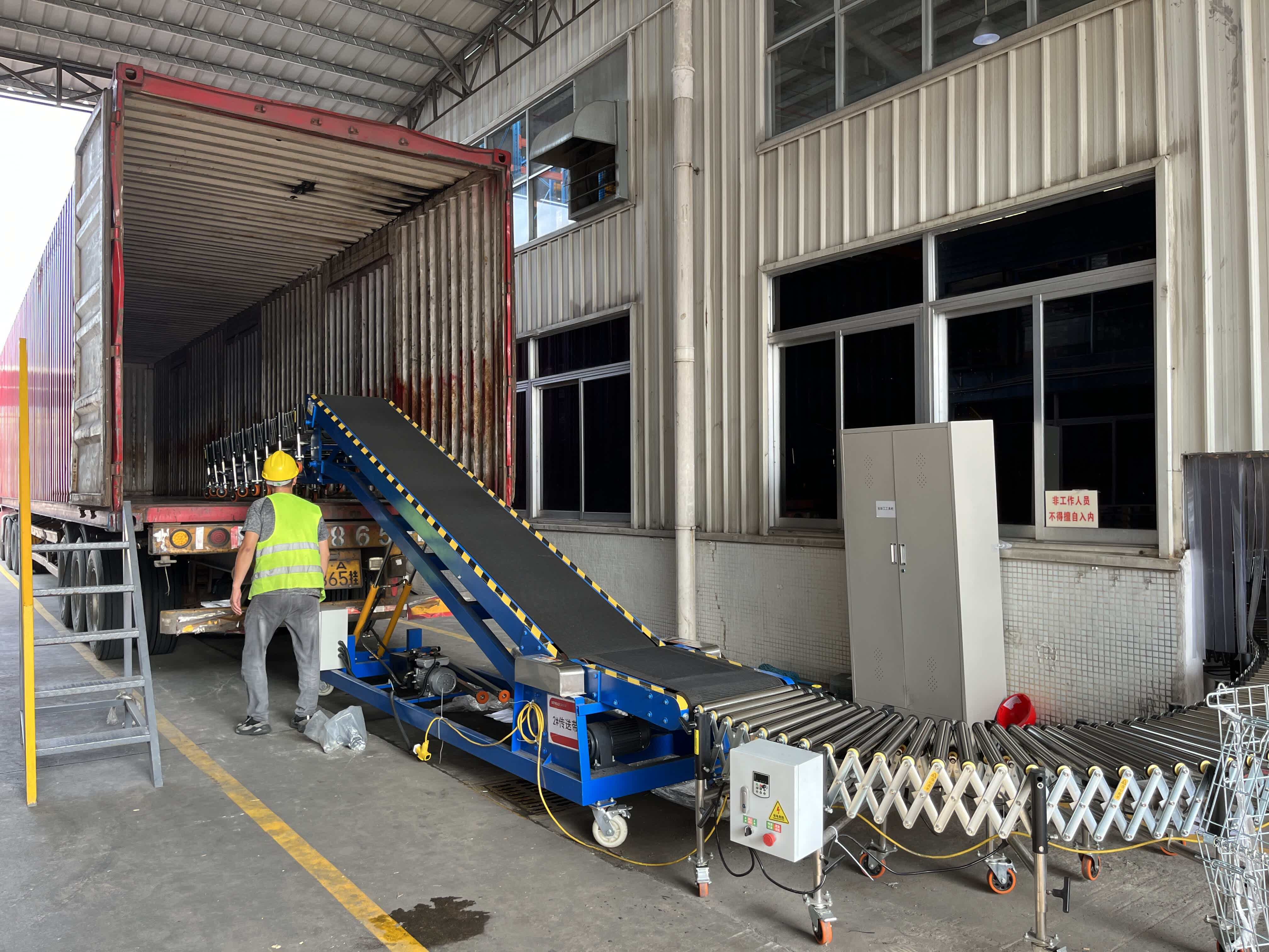 滾筒輸送機伸入車廂側面現場，展示車廂內部對接作業