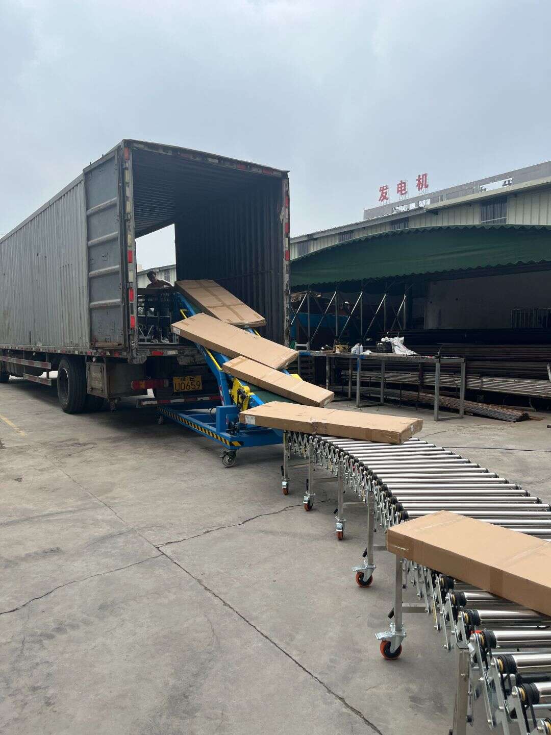 动力滚筒输送机向货车装货