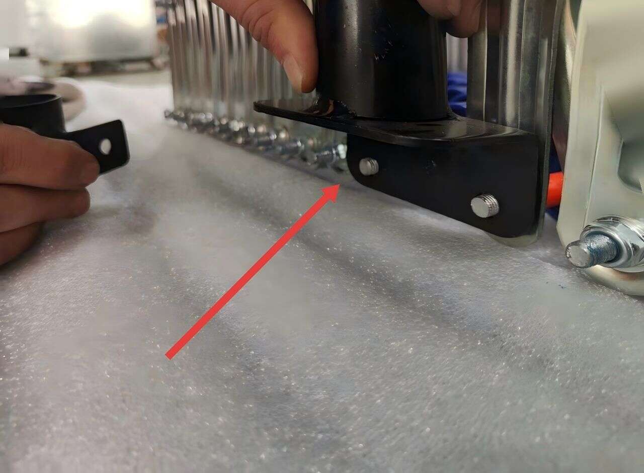 擰下兩段輸送機連接處的兩個螺母,裝上上託片 擰下兩段輸送機連接處的兩個螺母,裝上上託片