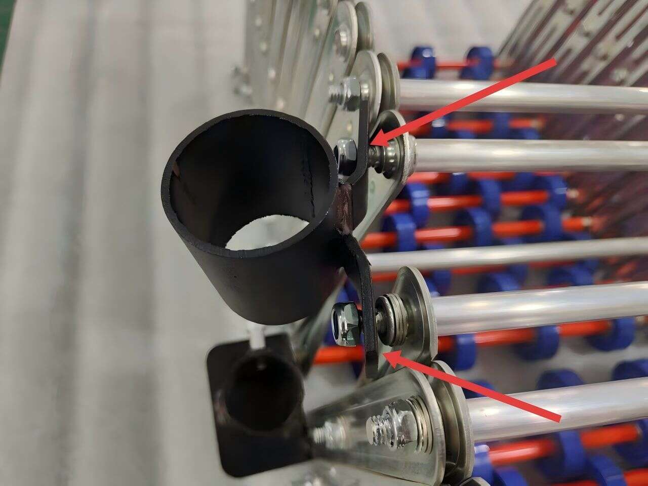 另一邊也擰下兩段輸送機連接處的兩個螺母,裝上上託片 另一邊也擰下兩段輸送機連接處的兩個螺母,裝上上託片