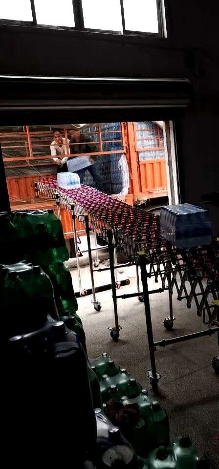 瓶裝水卸貨入倉：滑輪輸送機